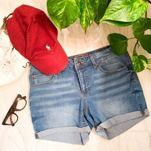 FREE WITH ANY BUNDLE OF 2 or more! ⚡️Denim shorts